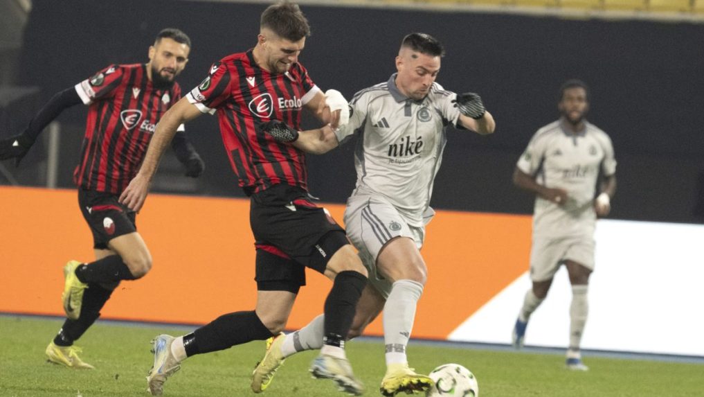 Róbert Mak bojuje o loptu v zápase Konferenčnej ligy.