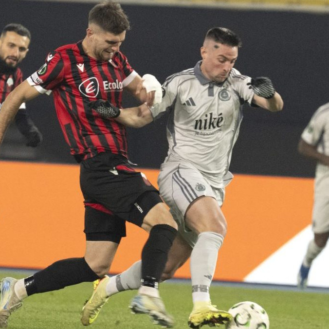 Róbert Mak bojuje o loptu v zápase Konferenčnej ligy.