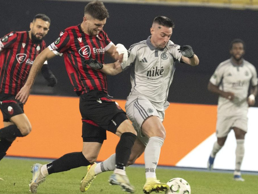 Róbert Mak bojuje o loptu v zápase Konferenčnej ligy.