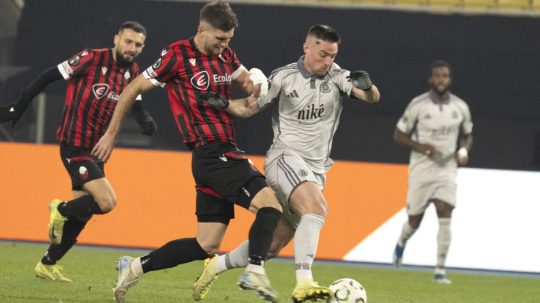 Róbert Mak bojuje o loptu v zápase Konferenčnej ligy.