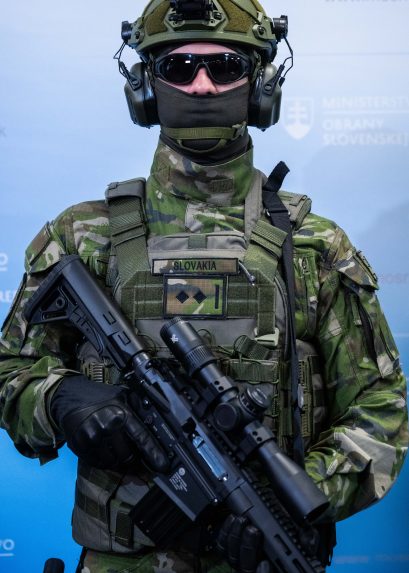 Vojaci podľa ministra dostanú aj nové ručné zbrane.