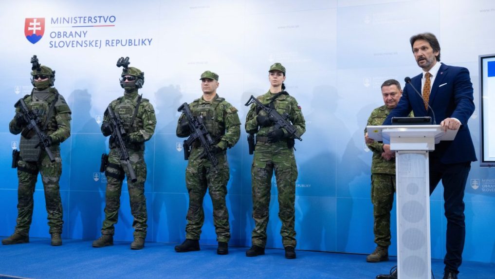 Nové vybavenie vojakov predstavili Robert Kaliňák a Daniel Zmeko.