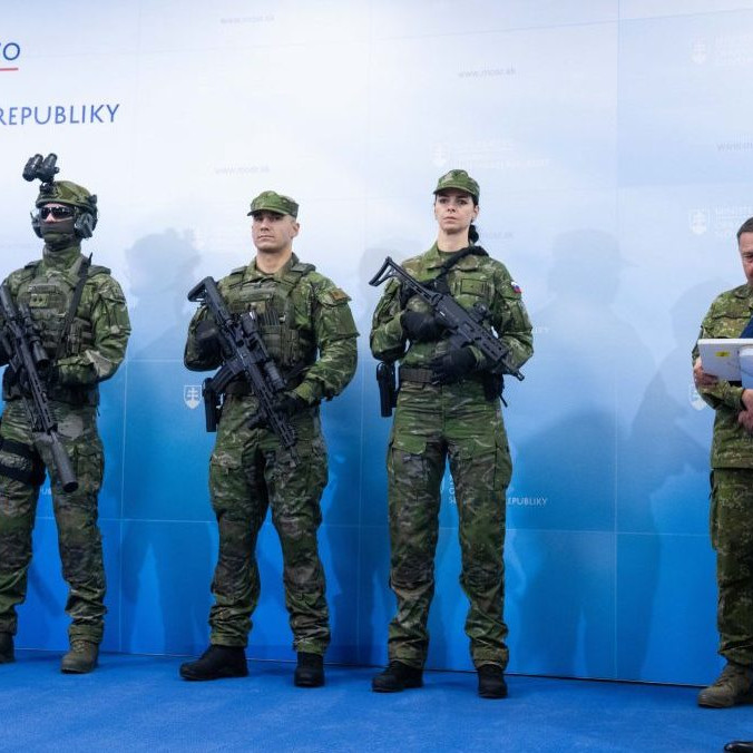 Nové vybavenie vojakov predstavili Robert Kaliňák a Daniel Zmeko.
