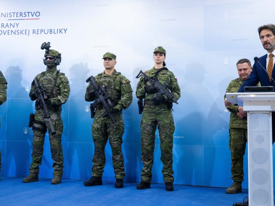 Nové vybavenie vojakov predstavili Robert Kaliňák a Daniel Zmeko.