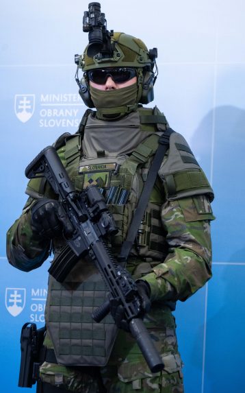 Súčasťou výstroja je aj balistická vesta, prilba či nočné videnie.