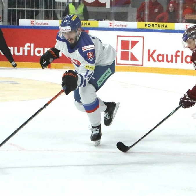 Filip Krivošík bojuje o puk v zápase proti Lotyšsku.