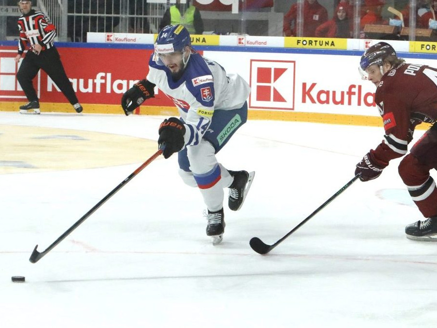 Filip Krivošík bojuje o puk v zápase proti Lotyšsku.