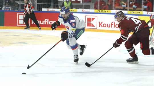 Filip Krivošík bojuje o puk v zápase proti Lotyšsku.