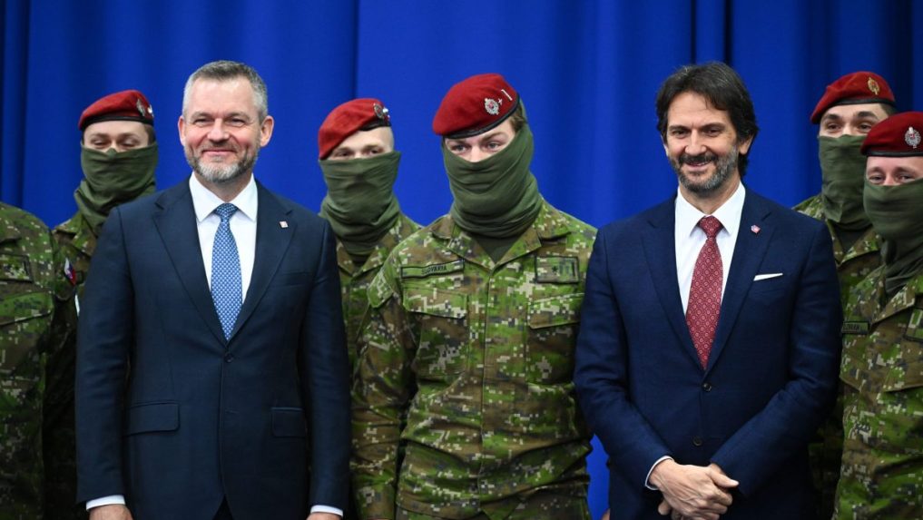 Prezident Peter Pellegrini a minister obrany Robert Kaliňák navštívili slovenských vojakov v Kosove.