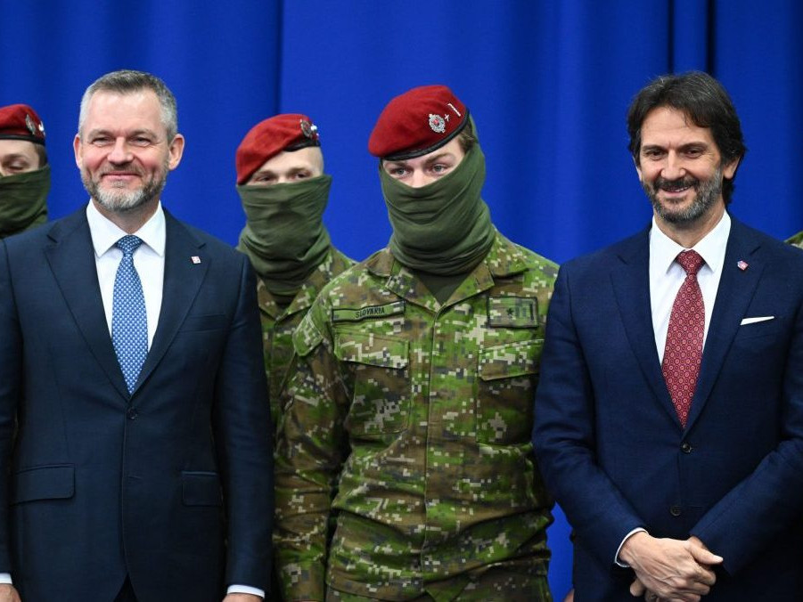 Prezident Peter Pellegrini a minister obrany Robert Kaliňák navštívili slovenských vojakov v Kosove.
