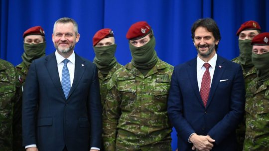 Prezident Peter Pellegrini a minister obrany Robert Kaliňák navštívili slovenských vojakov v Kosove.