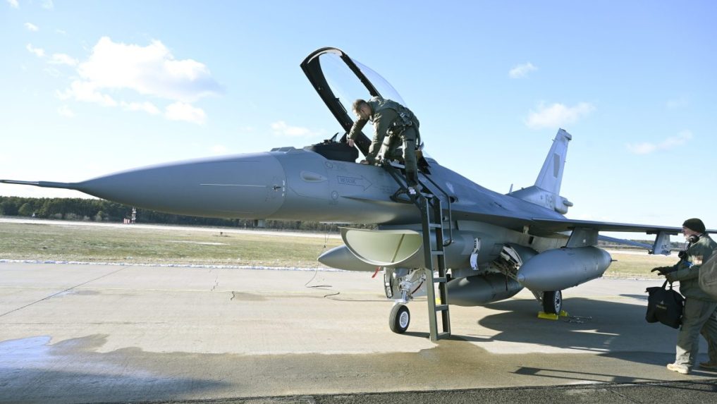 Jedna z ďalších troch nových stíhačiek F-16.