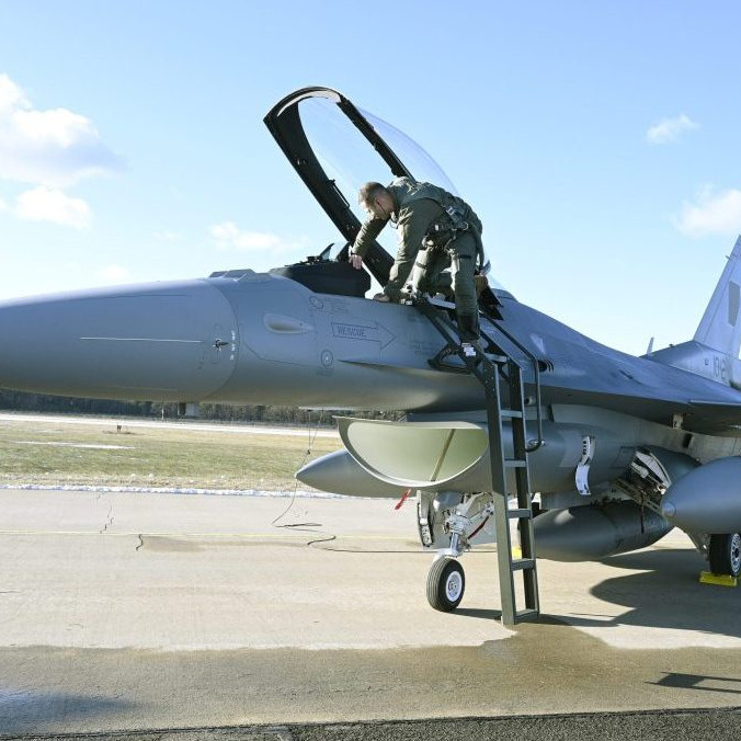 Jedna z ďalších troch nových stíhačiek F-16.