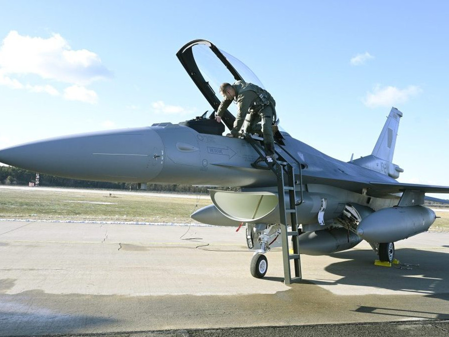 Jedna z ďalších troch nových stíhačiek F-16.