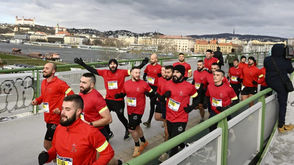 Silvestrovského behu cez bratislavské mosty sa zúčastnili aj španielski vojaci.