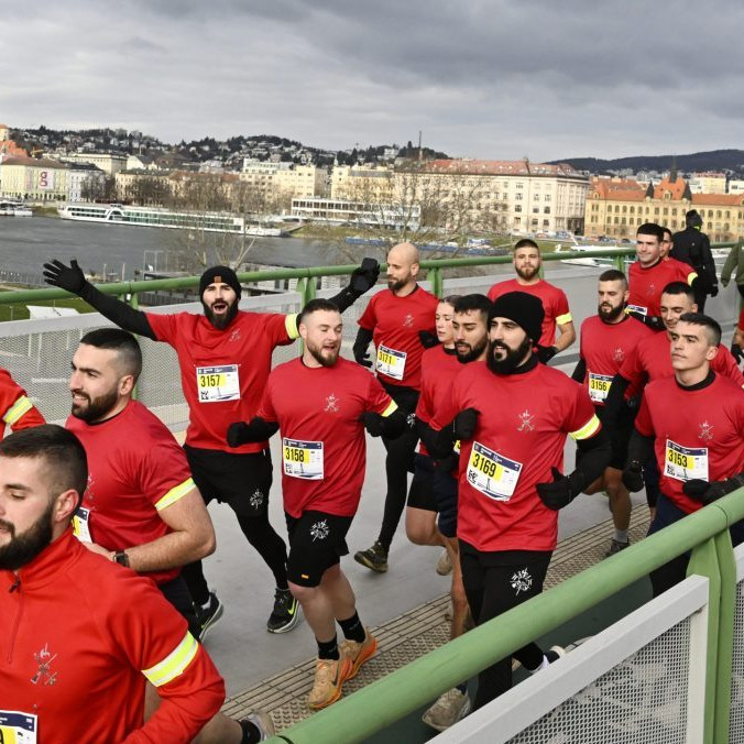 Silvestrovského behu cez bratislavské mosty sa zúčastnili aj španielski vojaci.