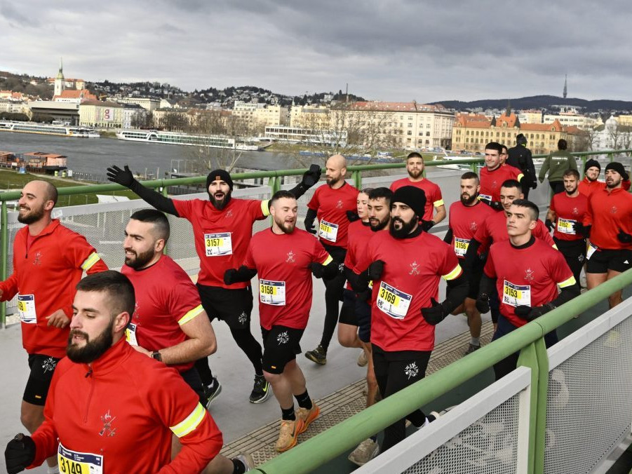Silvestrovského behu cez bratislavské mosty sa zúčastnili aj španielski vojaci.