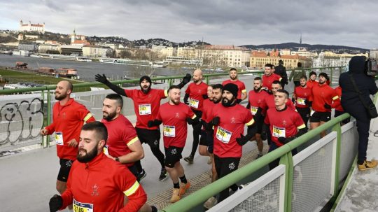 Silvestrovského behu cez bratislavské mosty sa zúčastnili aj španielski vojaci.