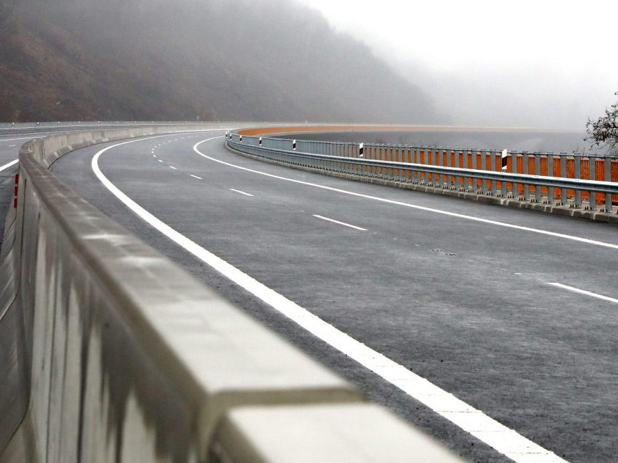 Rýchlostnú cestu R2 Kriváň - Mýtna.