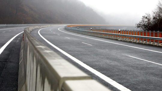 Rýchlostnú cestu R2 Kriváň - Mýtna.