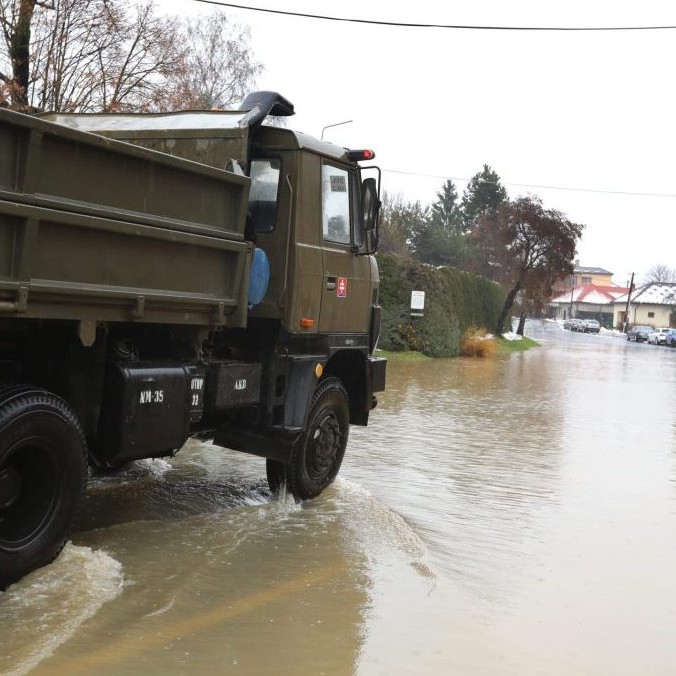 Zaplavená cesta v kúpeľnom meste Sliač.