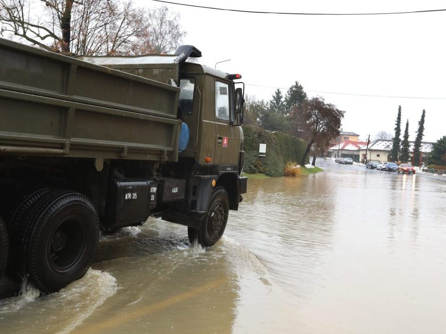 Zaplavená cesta v kúpeľnom meste Sliač.