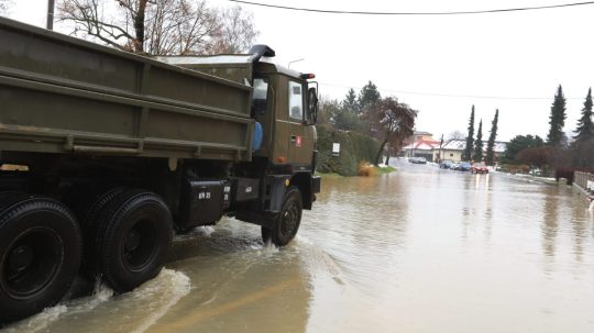 Zaplavená cesta v kúpeľnom meste Sliač.