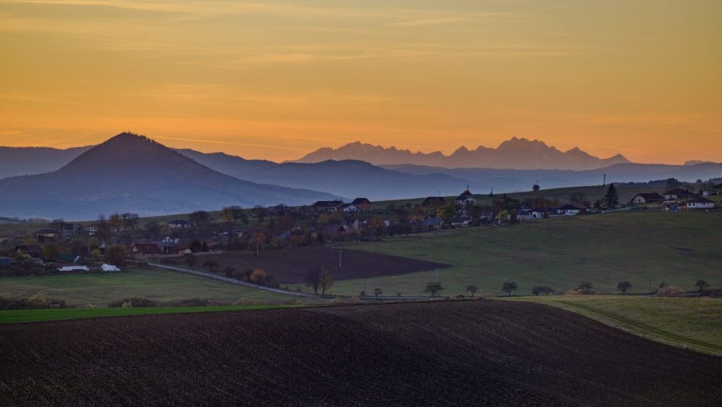 Vrch Lysá Stráž a Vysoké Tatry nad obcou Čelovce pri Chmeľove.