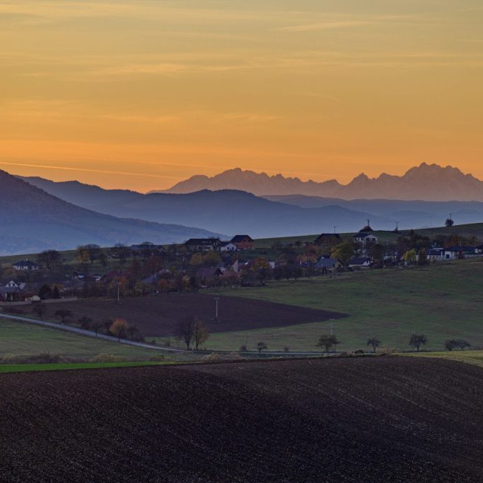 Vrch Lysá Stráž a Vysoké Tatry nad obcou Čelovce pri Chmeľove.