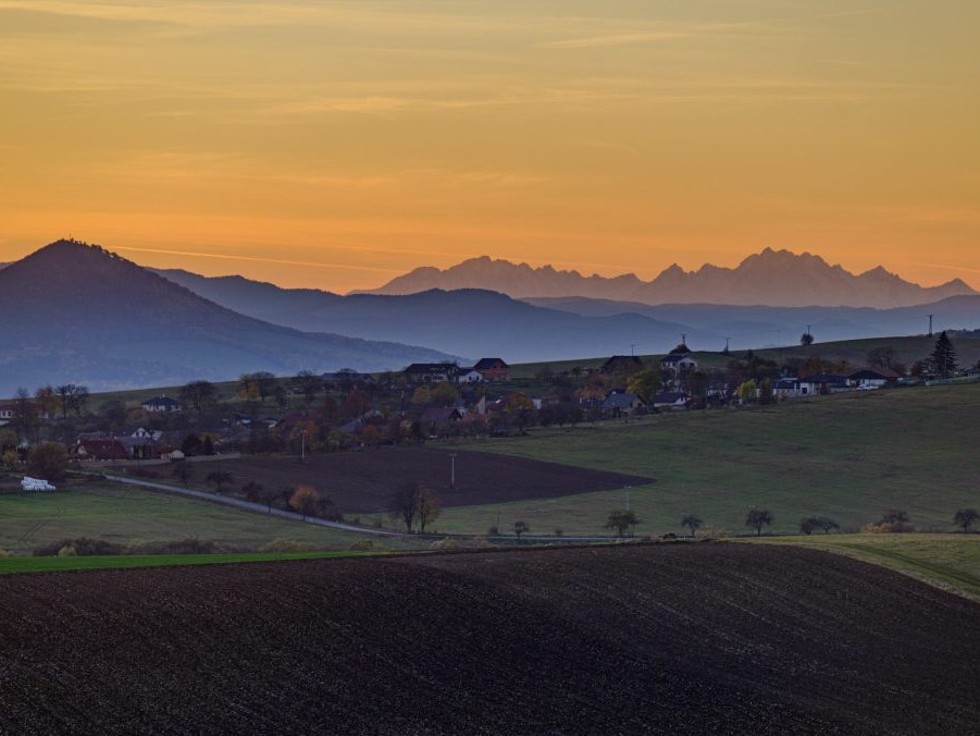 Vrch Lysá Stráž a Vysoké Tatry nad obcou Čelovce pri Chmeľove.