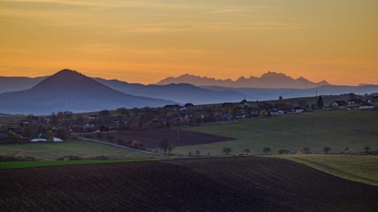 Vrch Lysá Stráž a Vysoké Tatry nad obcou Čelovce pri Chmeľove.