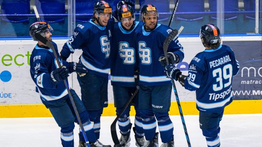 hokejisti Slovana sa tešia z gólu