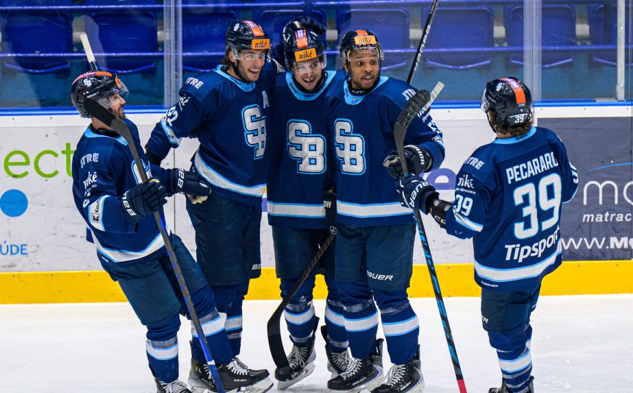 hokejisti Slovana sa tešia z gólu