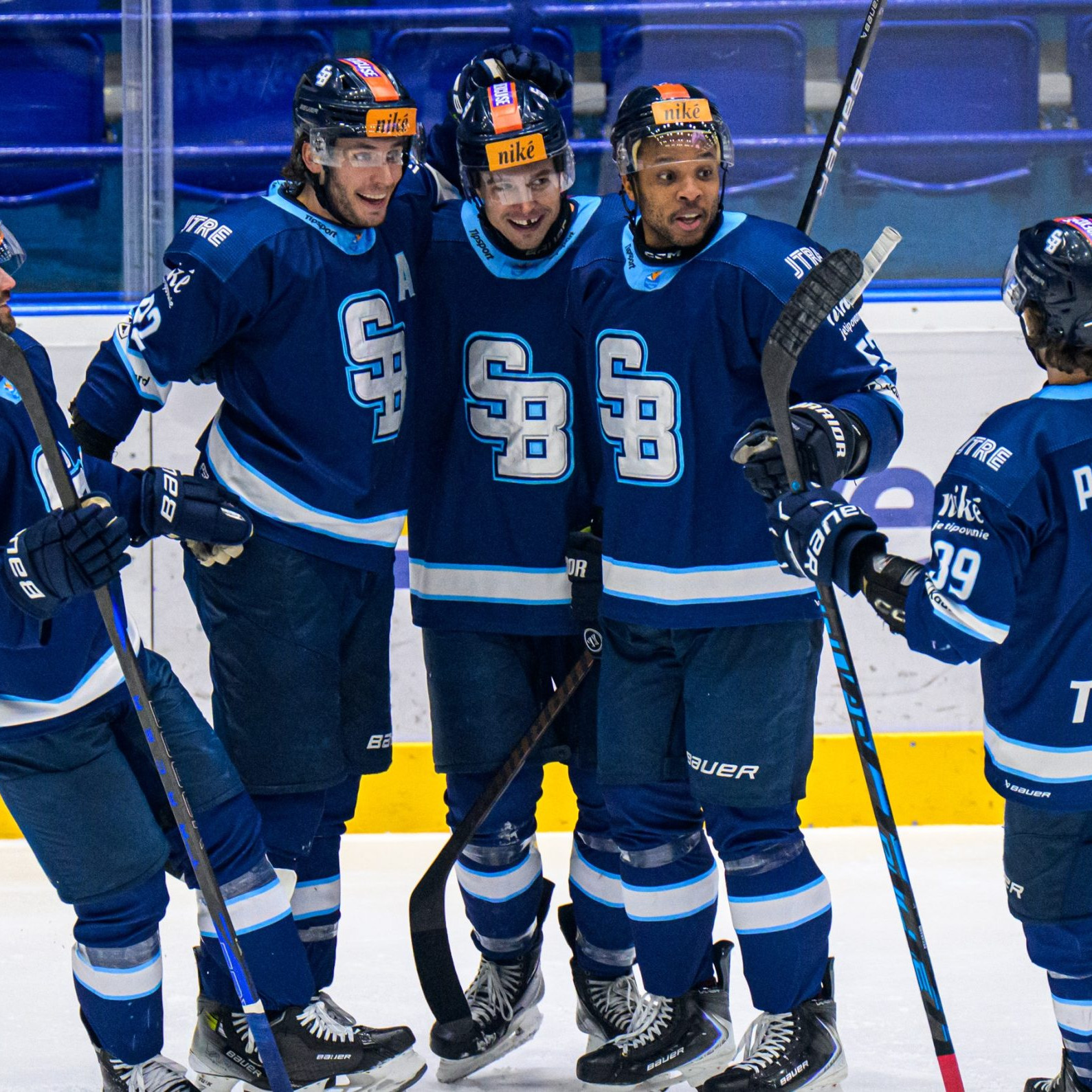 hokejisti Slovana sa tešia z gólu