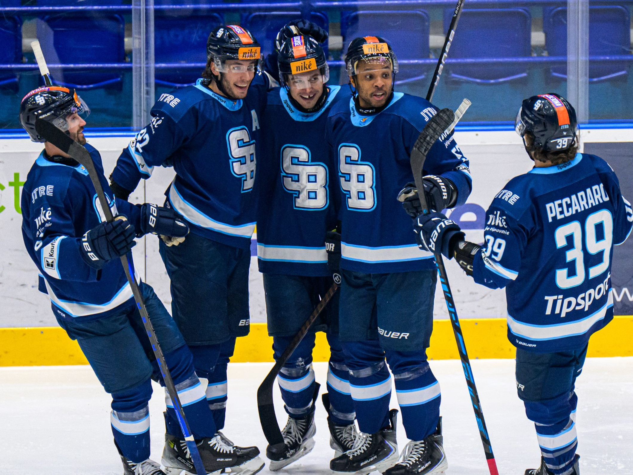 hokejisti Slovana sa tešia z gólu