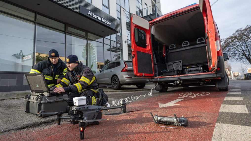 Hasiči analyzujú zábery z dronu na uzatvorenej ulici v Žiline.