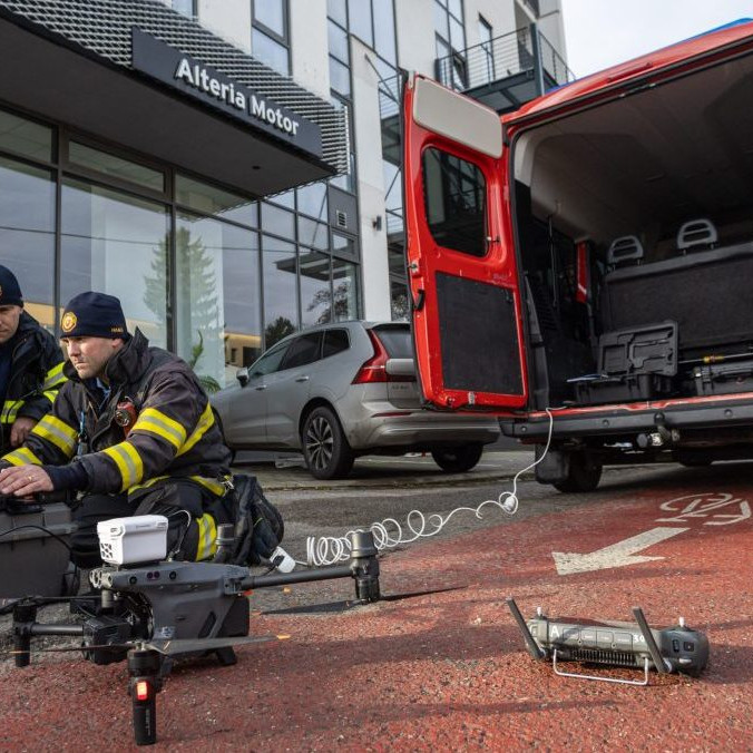 Hasiči analyzujú zábery z dronu na uzatvorenej ulici v Žiline.