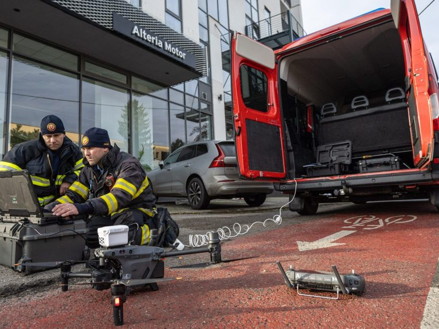 Hasiči analyzujú zábery z dronu na uzatvorenej ulici v Žiline.