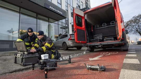 Hasiči analyzujú zábery z dronu na uzatvorenej ulici v Žiline.