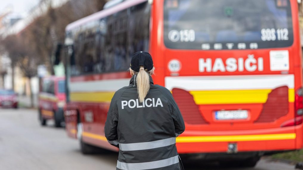 Evakuácia ochromila dopravu v centre mesta.