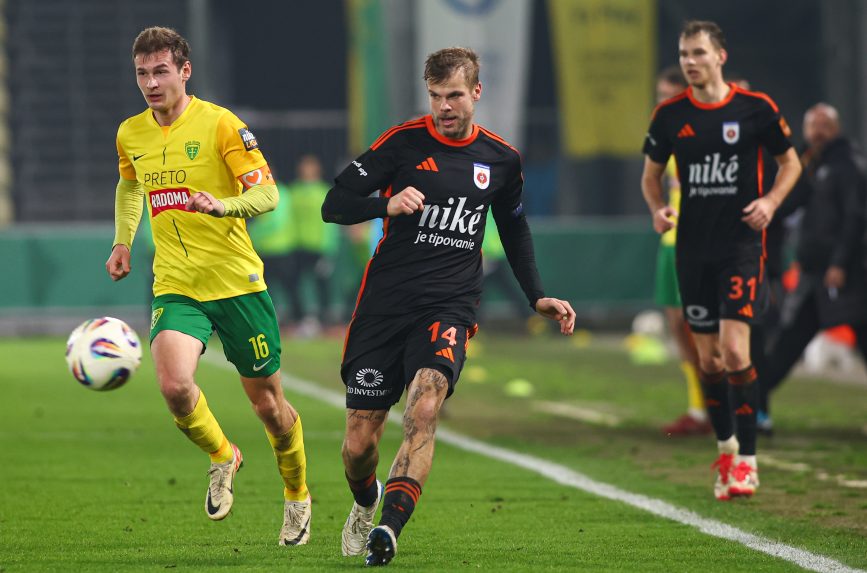 Na snímke v popredí zľava Patrik Iľko (Žilina) a Jan Hladík (Ružomberok).