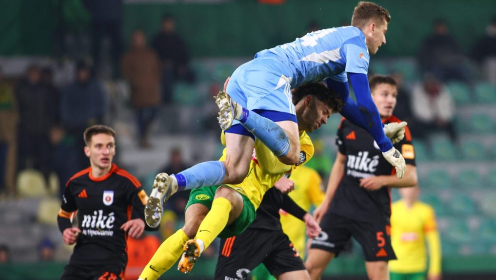 Na snímke v popredí zhora brankár Dávid Húska (Ružomberok) a Regö Szánthó (Žilina).