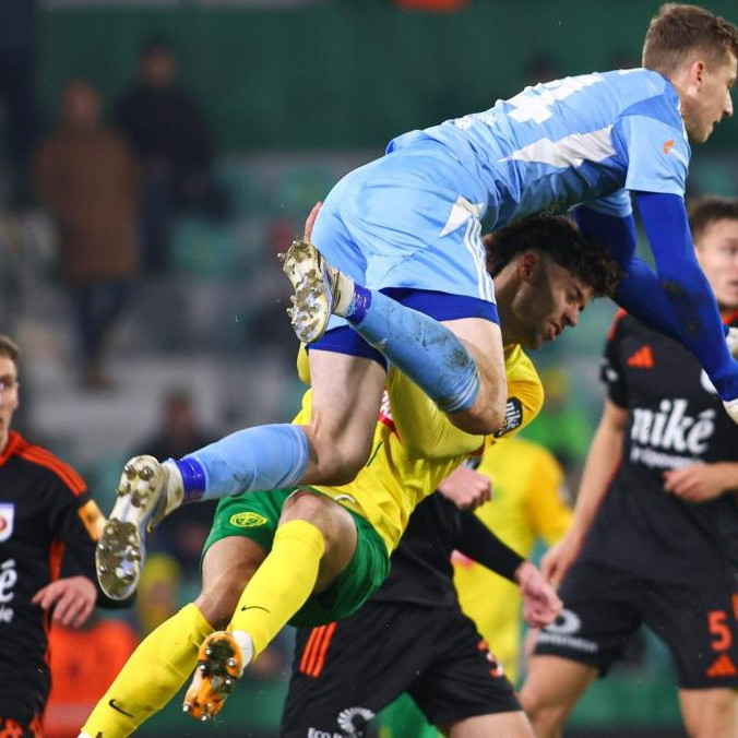 Na snímke v popredí zhora brankár Dávid Húska (Ružomberok) a Regö Szánthó (Žilina).