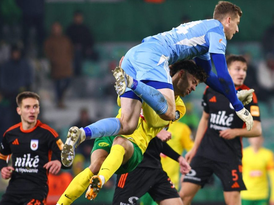 Na snímke v popredí zhora brankár Dávid Húska (Ružomberok) a Regö Szánthó (Žilina).