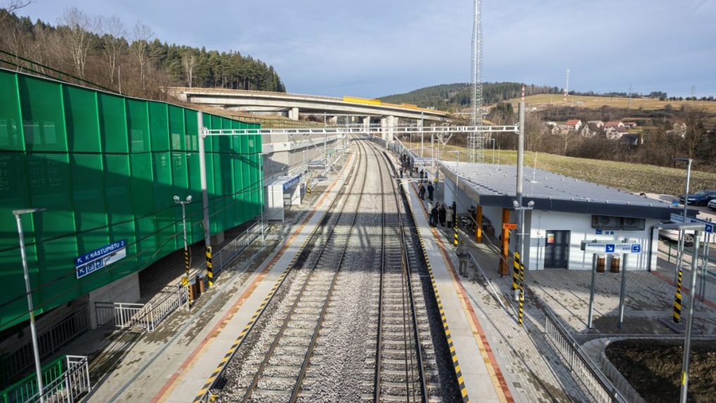 Na snímke zmodernizovaná železničná zastávka v obci Svrčinovec.