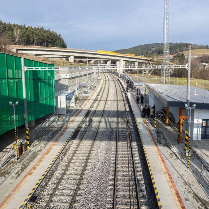 Na snímke zmodernizovaná železničná zastávka v obci Svrčinovec.