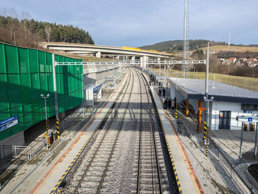 Na snímke zmodernizovaná železničná zastávka v obci Svrčinovec.