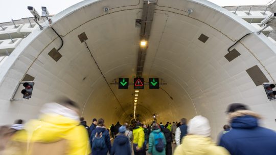 Ľudia vstupujú do tunela Višňové počas podujatia Deň otvoreného tunela.