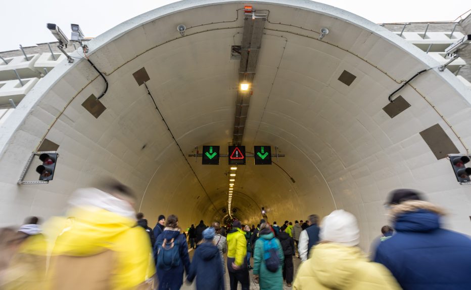 Ľudia vstupujú do tunela Višňové počas podujatia Deň otvoreného tunela.