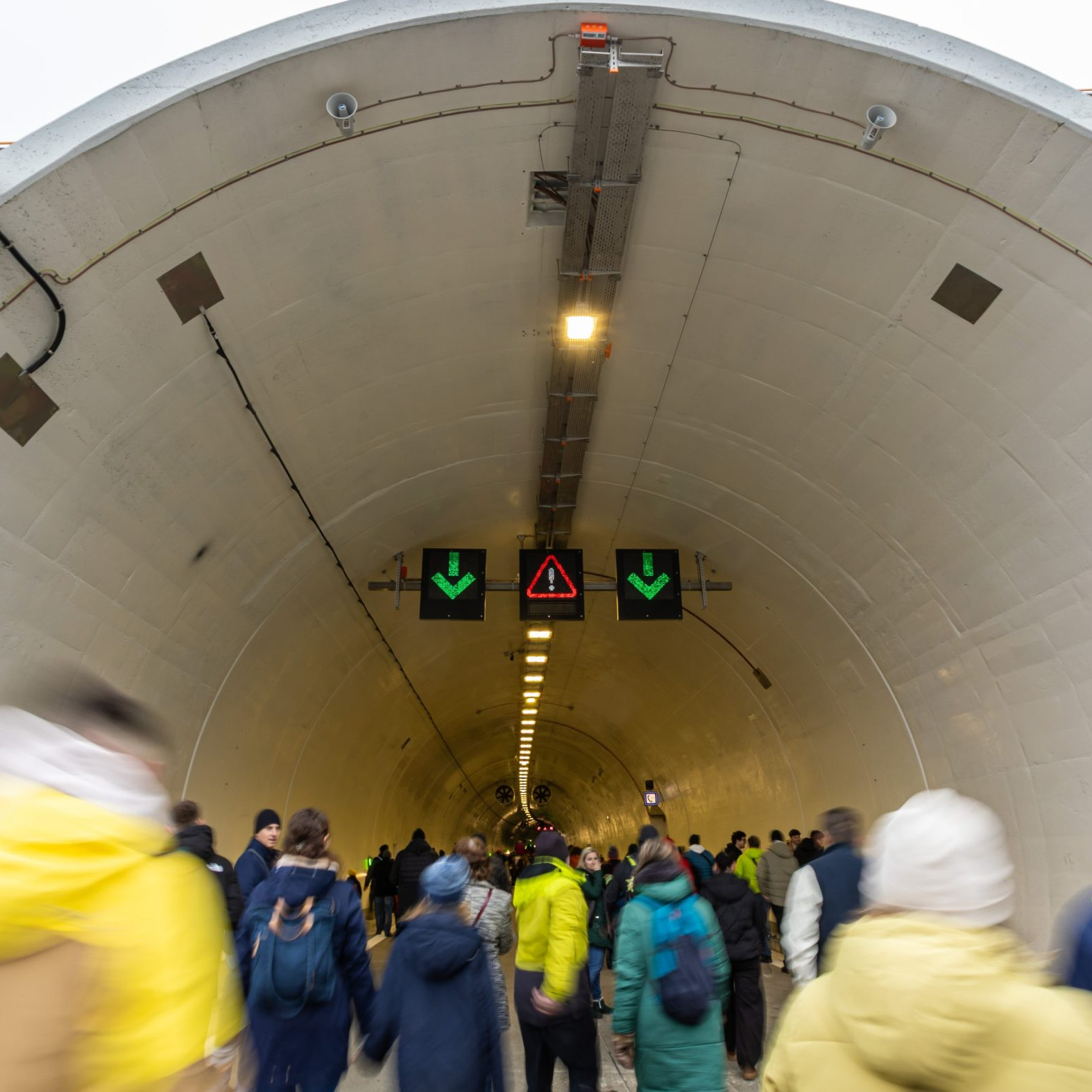 Ľudia vstupujú do tunela Višňové počas podujatia Deň otvoreného tunela.